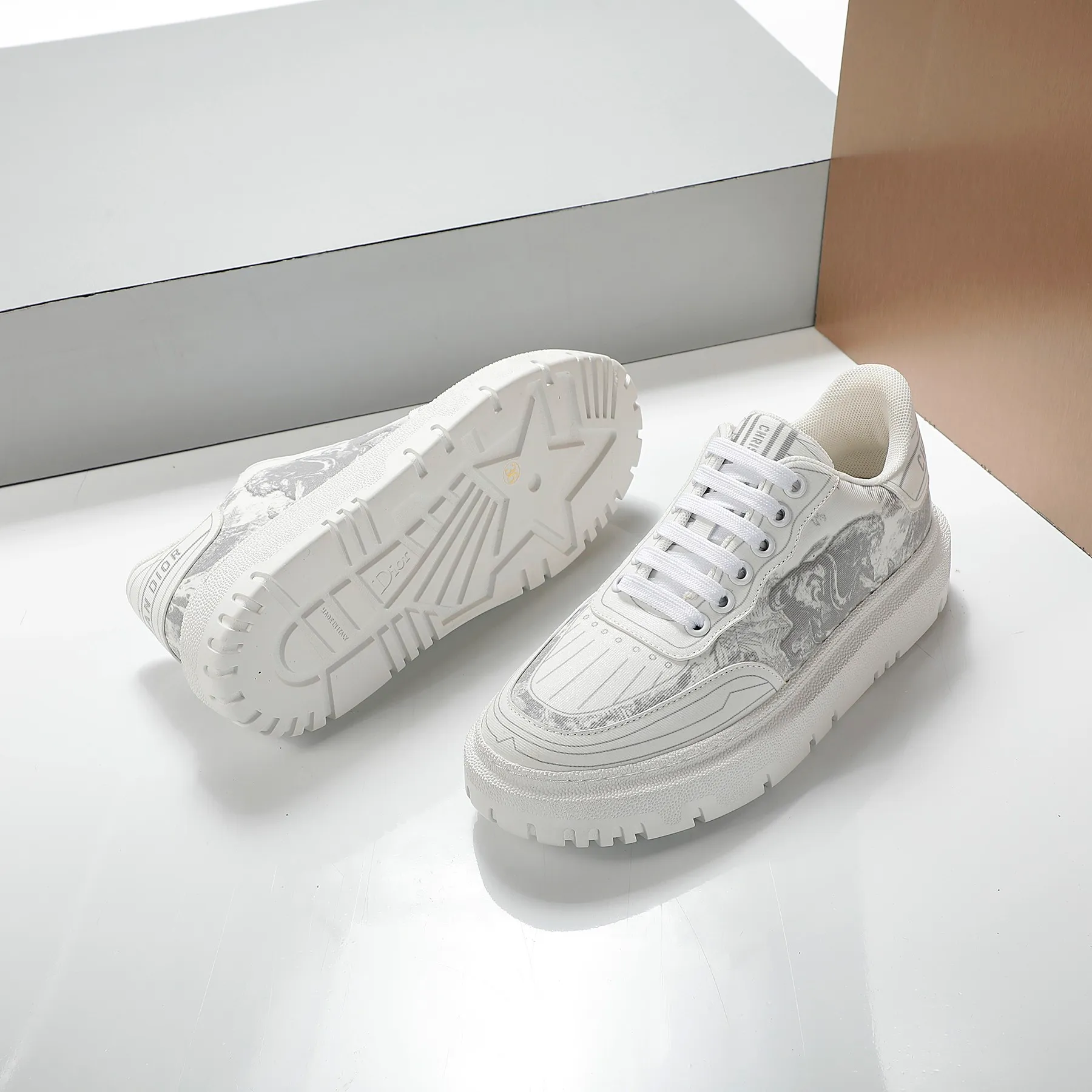 👟👟Ex-factory price 460👟👟 2021ssDior casual white shoes, the same style as the ready-to-wear series 1️⃣Original mold opening 2️⃣Original cowhide➕Breathable mesh lining 3️⃣TPU evacuation outsole 4️⃣Injected latex sheepskin feet 5️⃣Full package at the counter Code number 35-40 (41 can be customized)